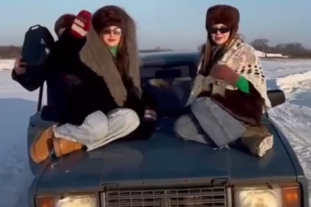    Выложившую в Сеть «покатушки» на капоте волгоградку наказали штрафом