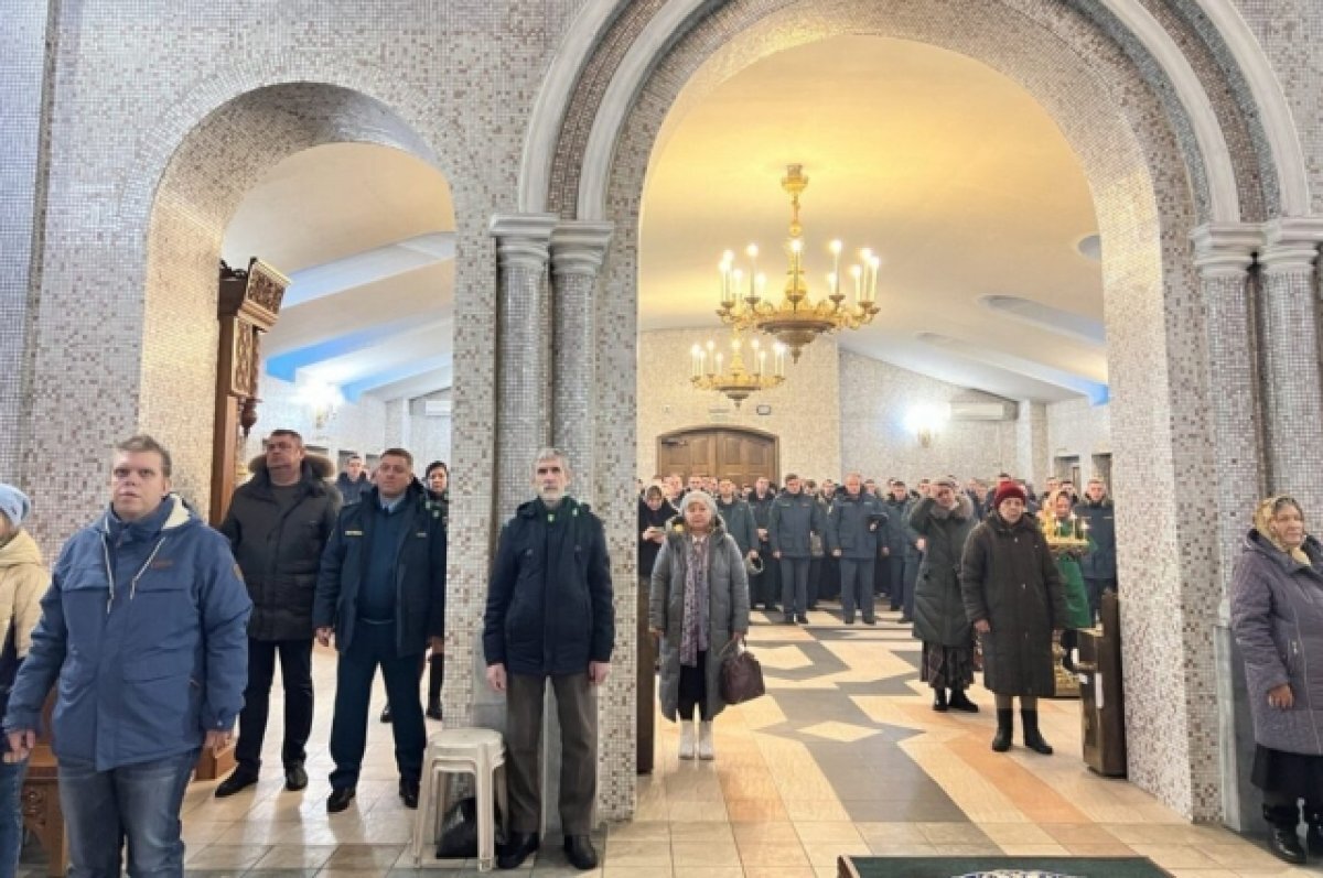    Руководитель волгоградского МЧС с сотрудниками отстоял службу в храме