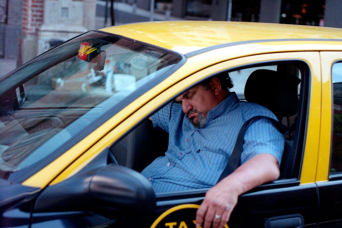Таксиста забудь. Заснула в такси. Уставший таксист.
