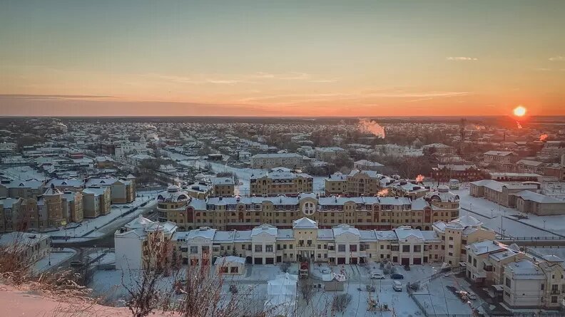     В Тобольске неизвестные испортили уличный баннер о службе по контракту в Вооруженных силах РФ. Вандалы разрезали полотно посередине.