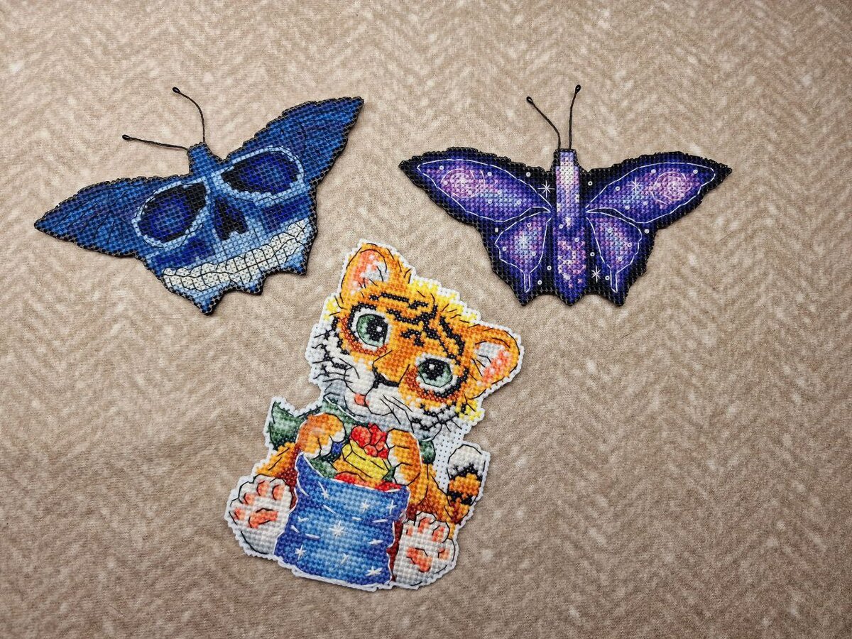 Бабочки и тигрёнок на пластиковой канве