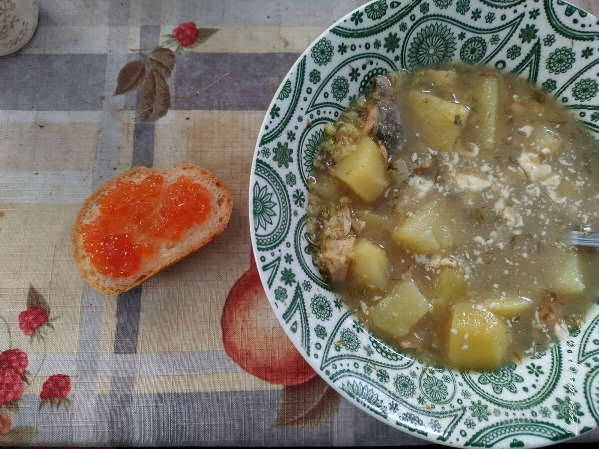 На скатерть не смотрим, она изначально была вся в пятнах ))