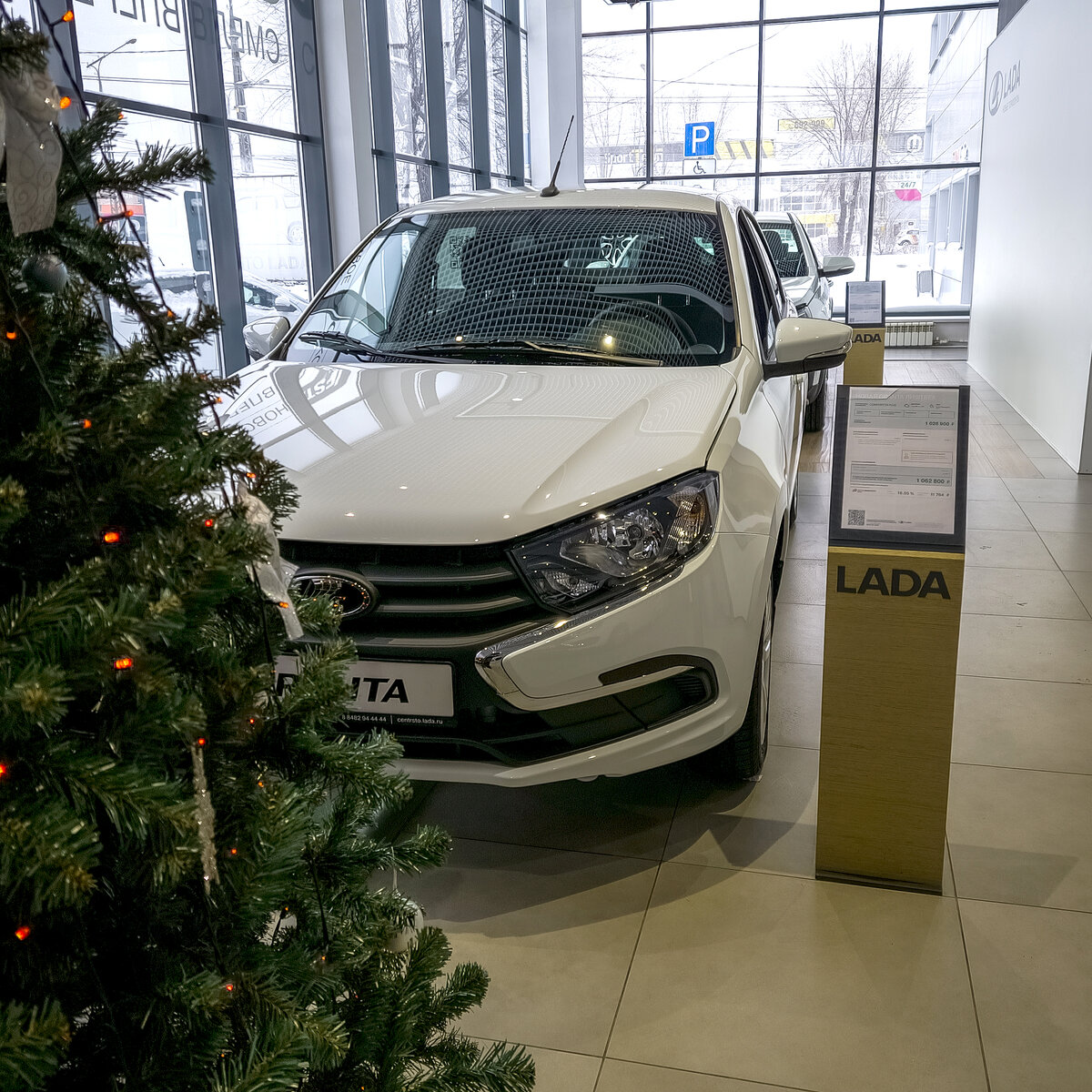 Новогодний подарок аккурат под ёлочкой)