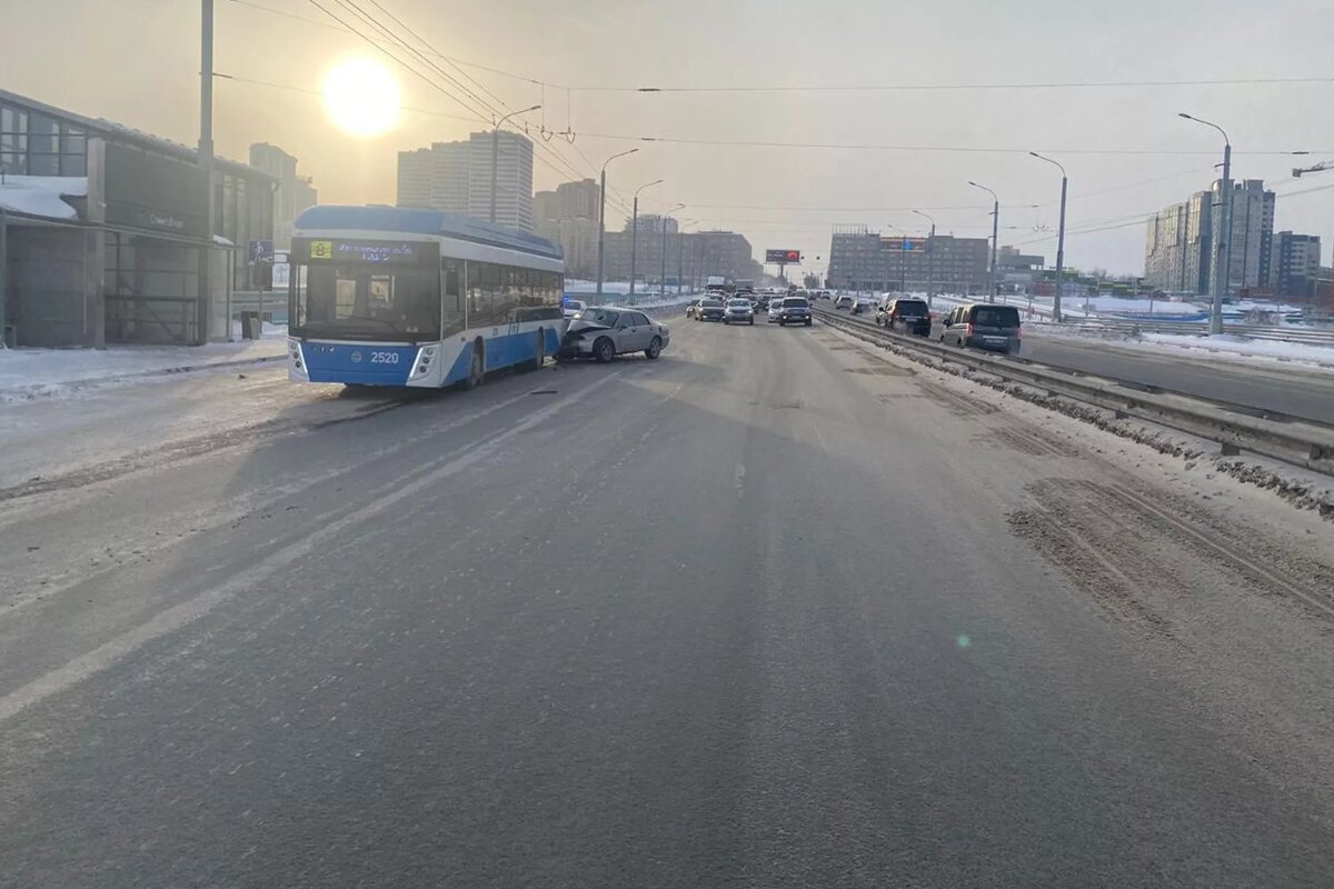 Пассажиры пострадали при ДТП троллейбуса и легковушки в Новосибирске |  НДН.ИНФО | Дзен