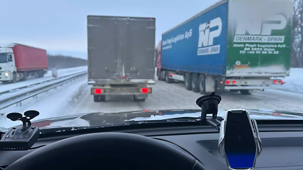     Многие водители выезжают на трассу не подготовленными к резкой смене погодных условий, об этом корреспонденту RostovGazeta рассказал ростовский спасатель Артем Белков.