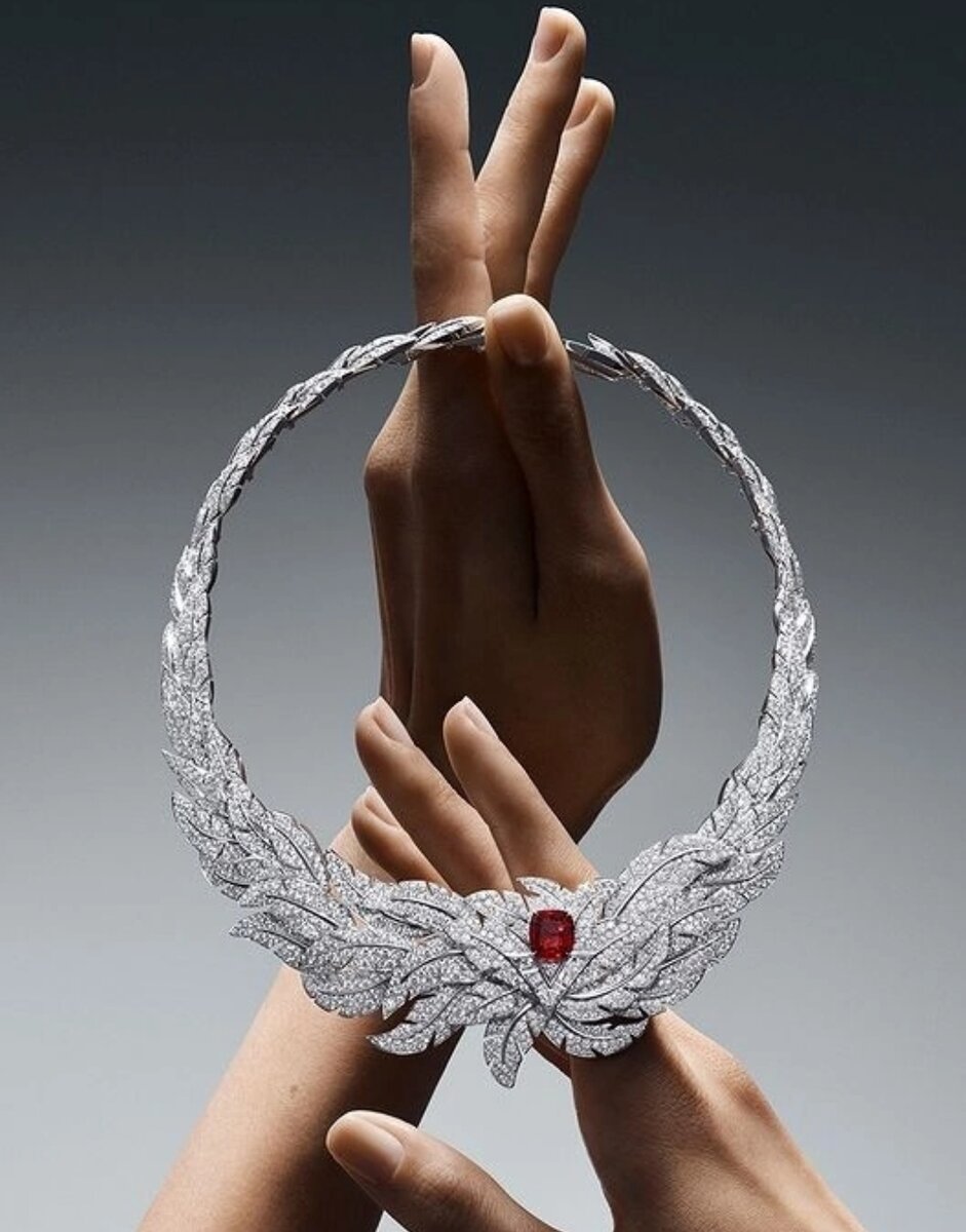 Колье "Крылья" с мозамбикским рубином и бриллиантами.