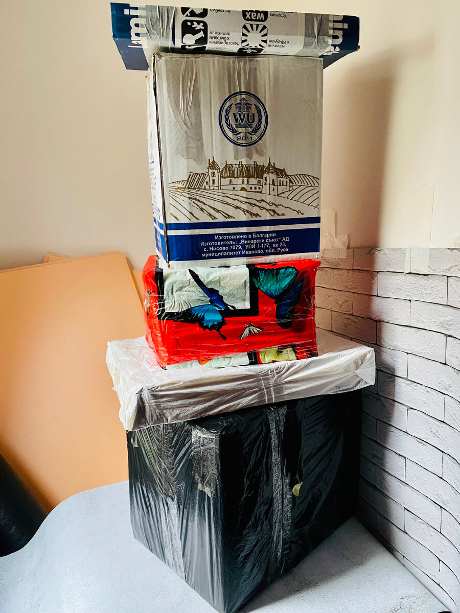 Моя фотозона и гора посылок в ней