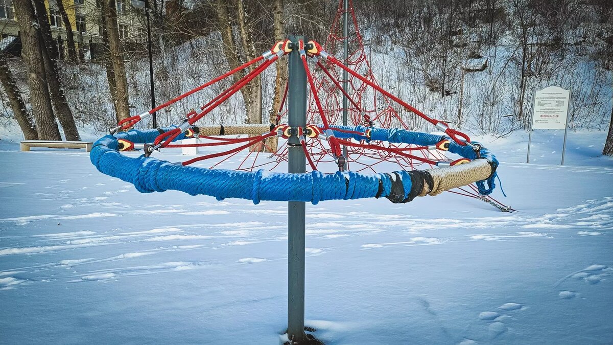     Влага языка при касании с холодным металлом замерзает и связывает человека с ледяным предметом, таким как турник, дверная ручка или качели. Это происходит чаще всего у детей, потому что они более любопытны. В минздраве Удмуртии рассказали, как спасти прилипшего к качелям ребенка.