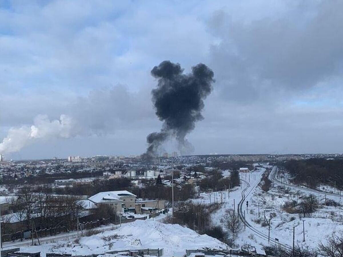    Дым на месте нападения беспилотников на топливно-энергетический объект в Орле© Фото из соцсетей