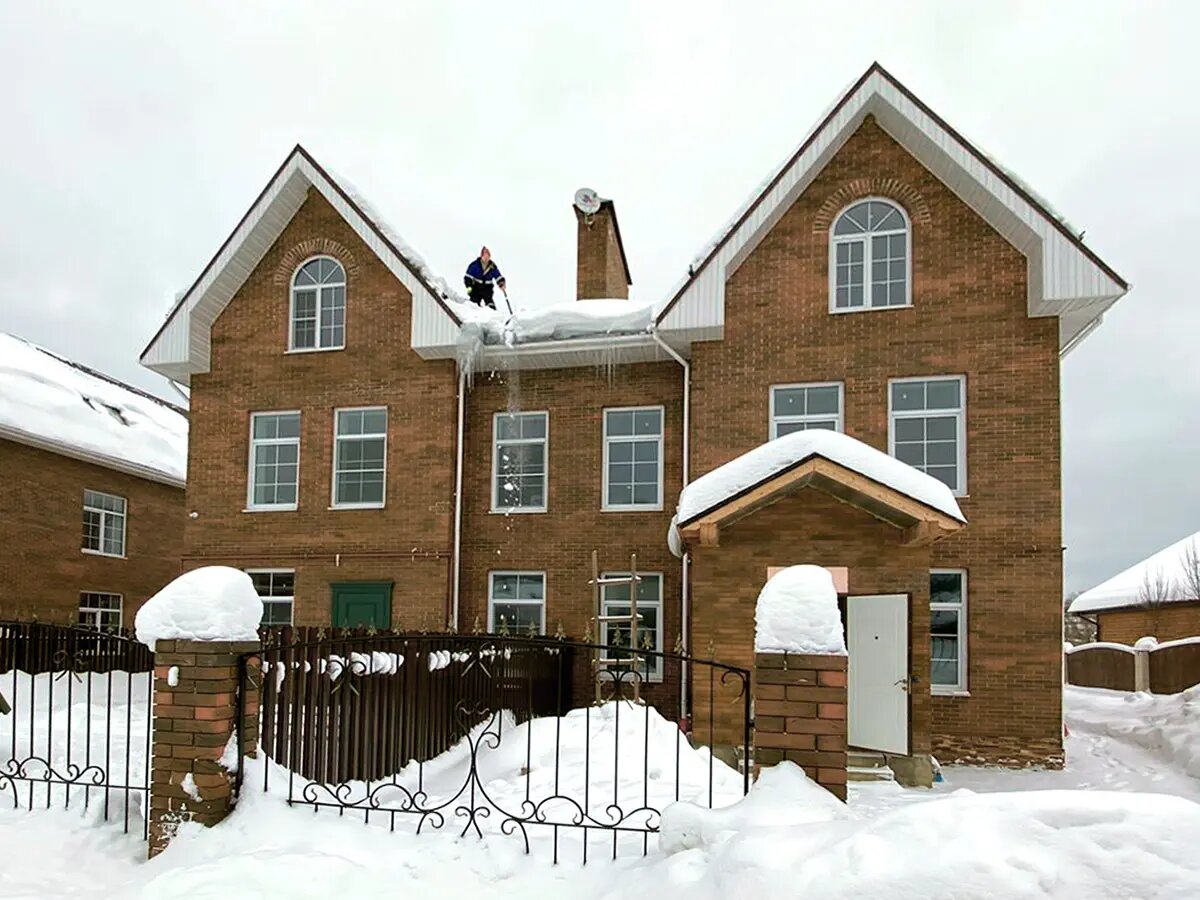 должен ли воспитатель чистить снег на участке. скребок для чистки снега фискарс. снег школьники. лопата зимой. лопата snow shovel.