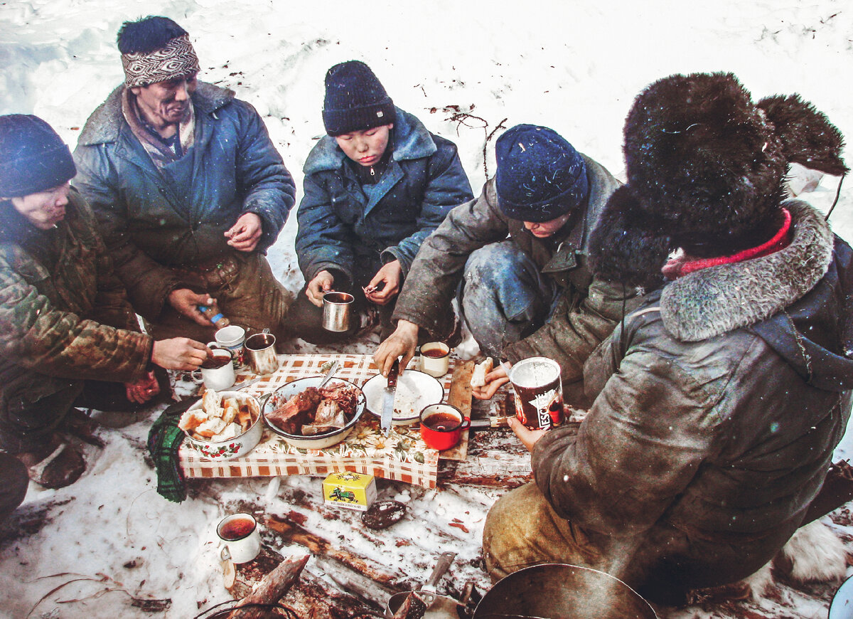 Какое чудесное фото. Где-то за кадром костерок, железные кружки, чай со слоном, сахар в банке из-под Нескафе, домашний пресный хлеб и, конечно, запечённое мясо оленя. Все это приготовил Гыргол.