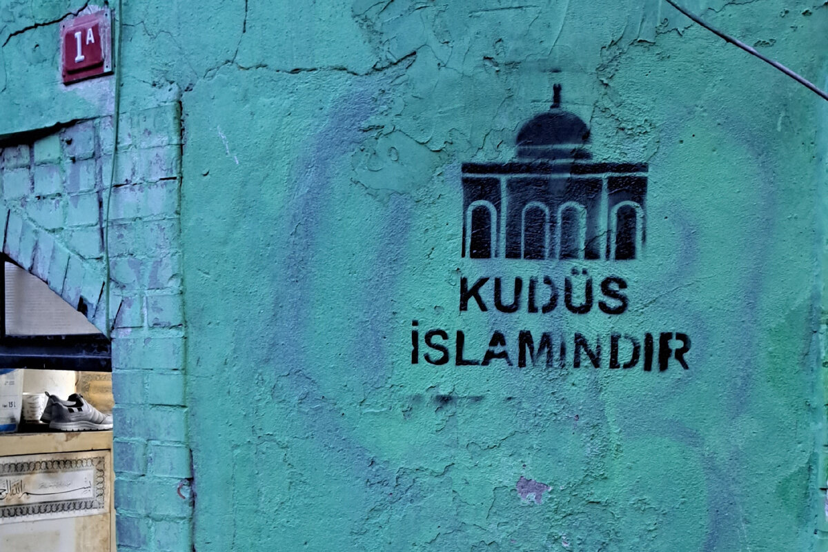 Такие наддписи, и похожие по смыслу периодически встречаю на уличных стенах. Эта сделана в Чукурджуме