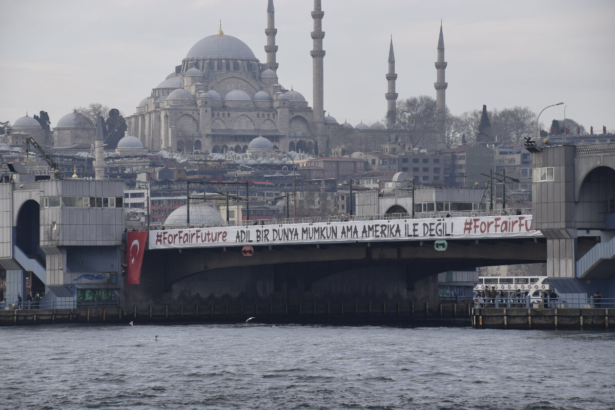 Растяжка на галатском мосту "Справедливый мир возможен, но не с Америкой!"