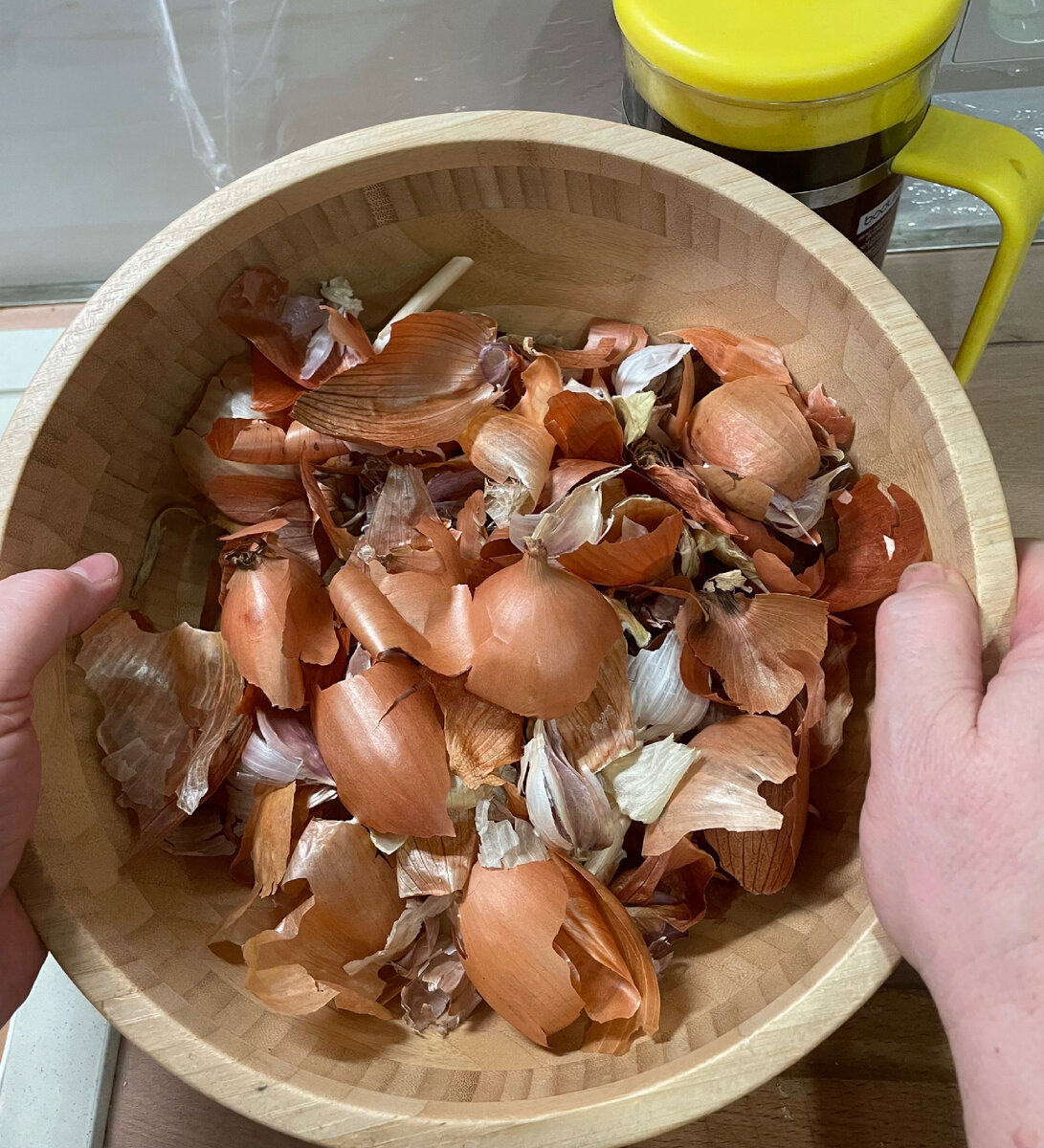 Лук и луковая шелуха. Отвар луковой шелухи для волос. Полезна для человека луковая шелуха. Пить отвар луковой шелухи. Сколько пить луковую шелуху.