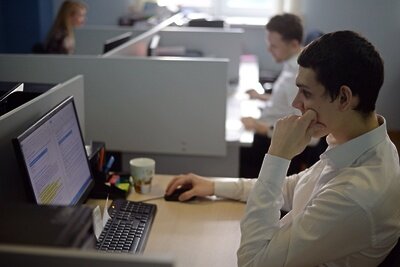    Работа в офисе за компьютером ©Илья Питалев РИА Новости