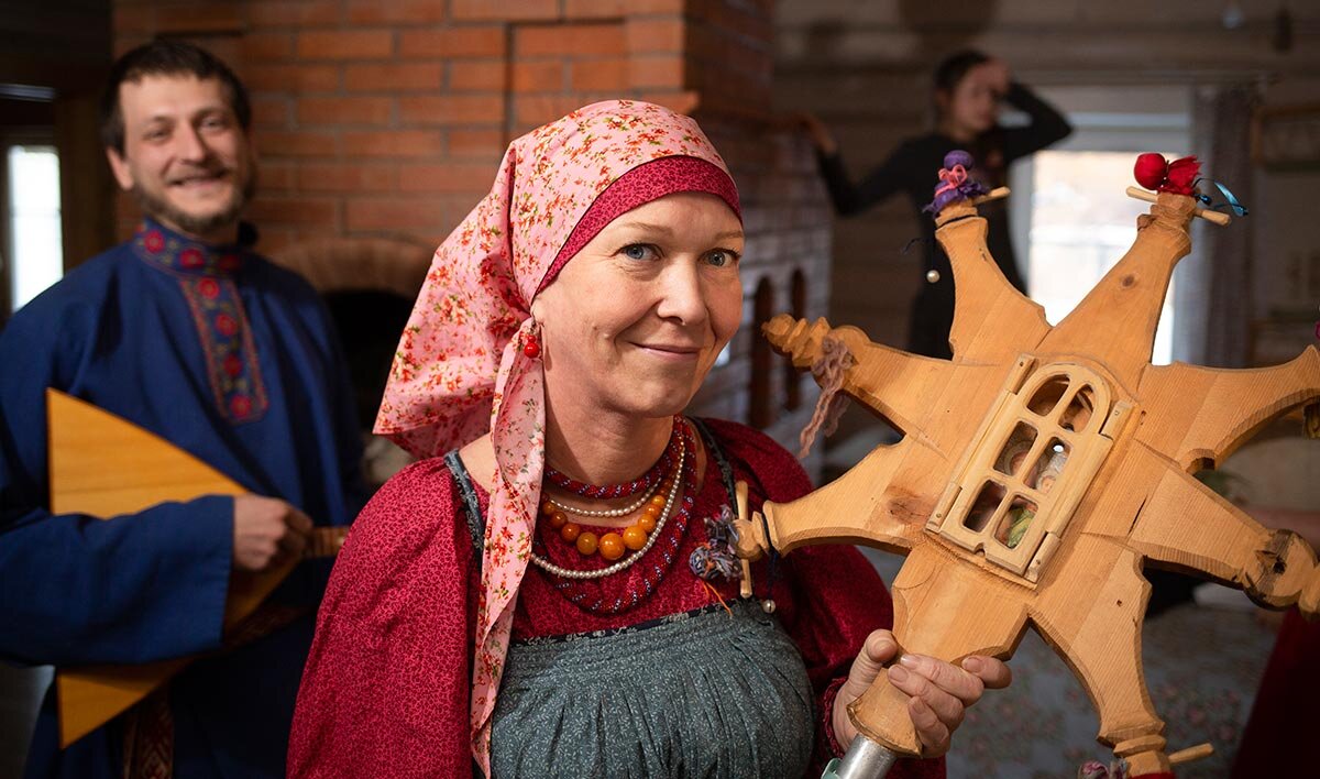 Святые дни – от Рождества до дня Святого Василия, когда ходили со звездой и славили Христа