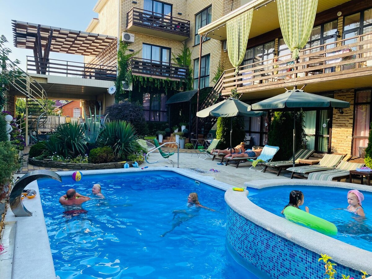 Отель “Вилла Виталия” с бассейном