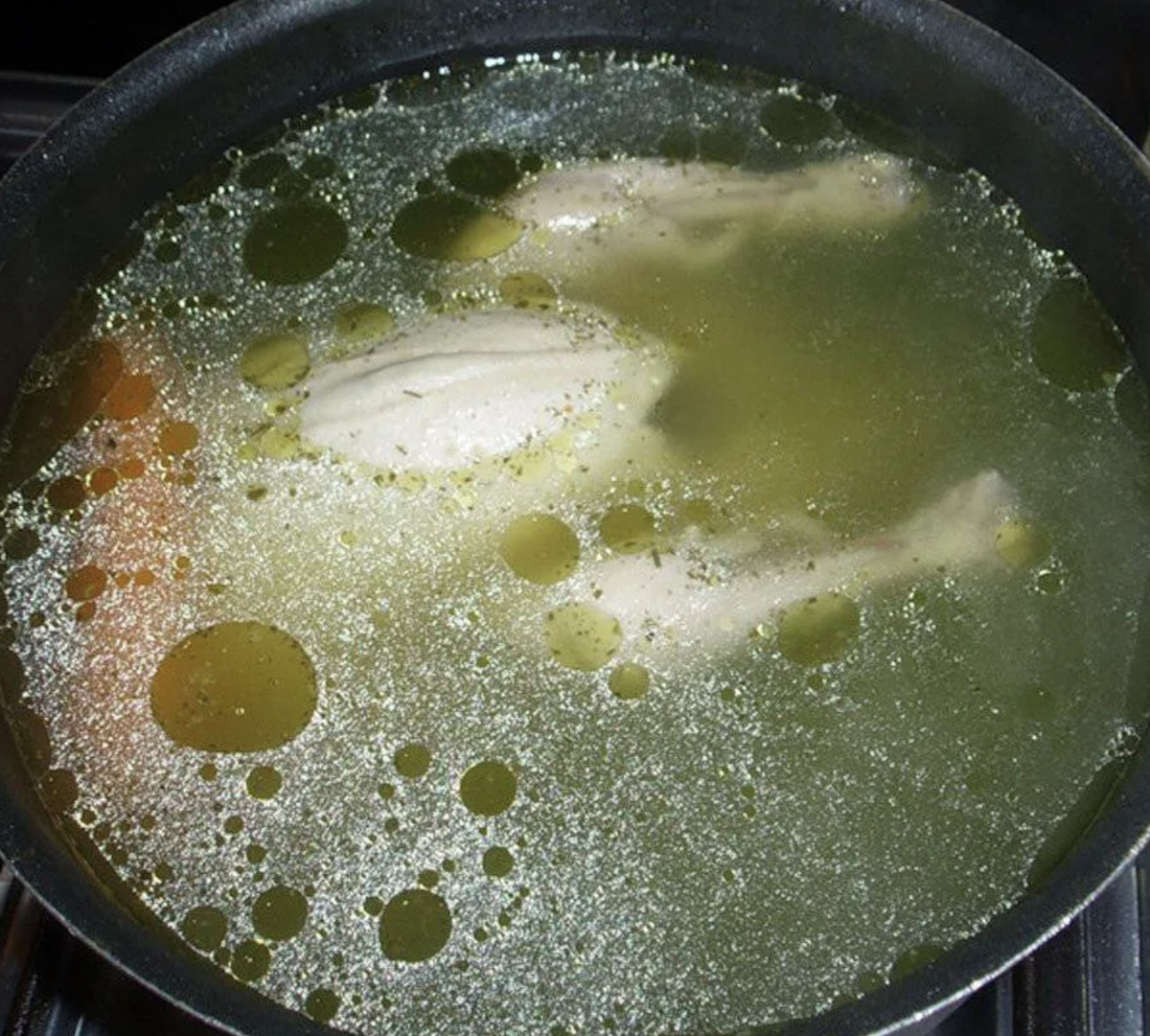 Сварить суп на воде. Варка бульона. Куриный бульон в кастрюле. Бульон из курицы в кастрюле. Нежирный бульон.