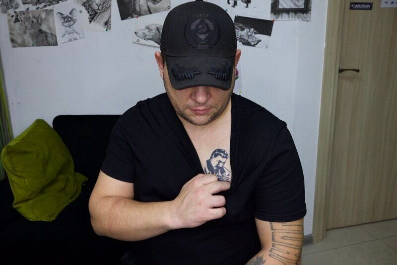    Сергей показывает татуировку в виде портрета Сталина — его позывной. Павел Соболев © ИА Регнум