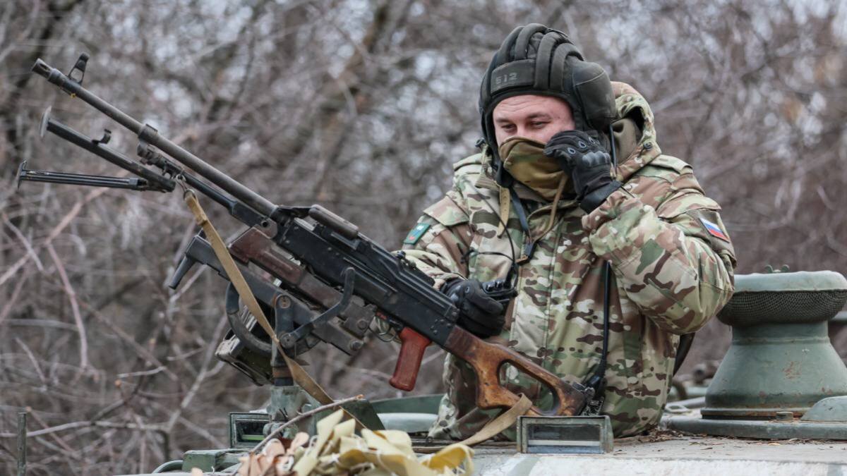    Военнослужащий во время работы зенитно-ракетного комплекса (ЗРК) «Стрела-10» в зоне проведения специальной военной операции / Фото: Дмитрий Ягодкин / ТАСС