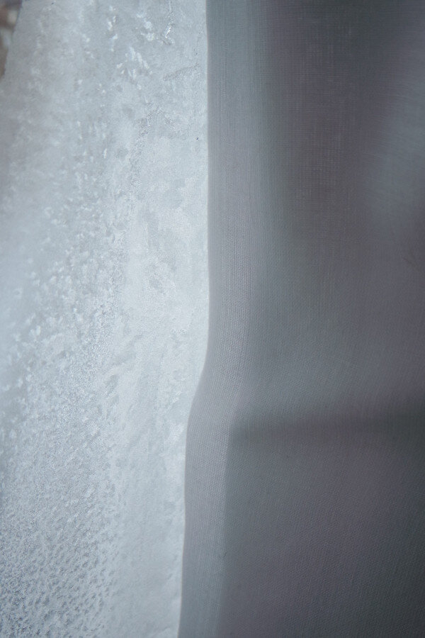 Шторы прилипли насмерть - до оттепели...