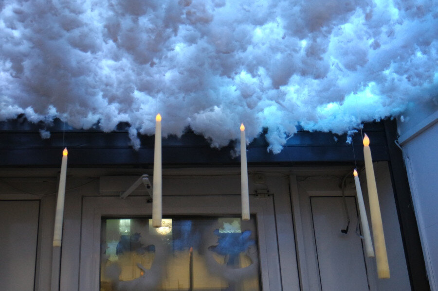 Красиво украшенный вход в "Твоей полке"