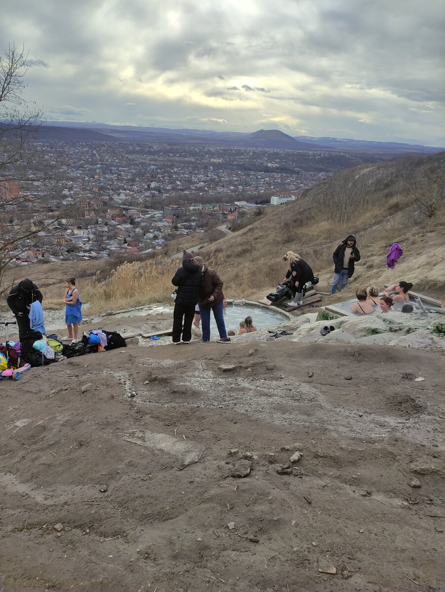 Бесстыжие ванны в Пятигорске. Реальность. В верхнюю ванну не просто так все набились. Вода от них потом стекает в ванну пониже. 
