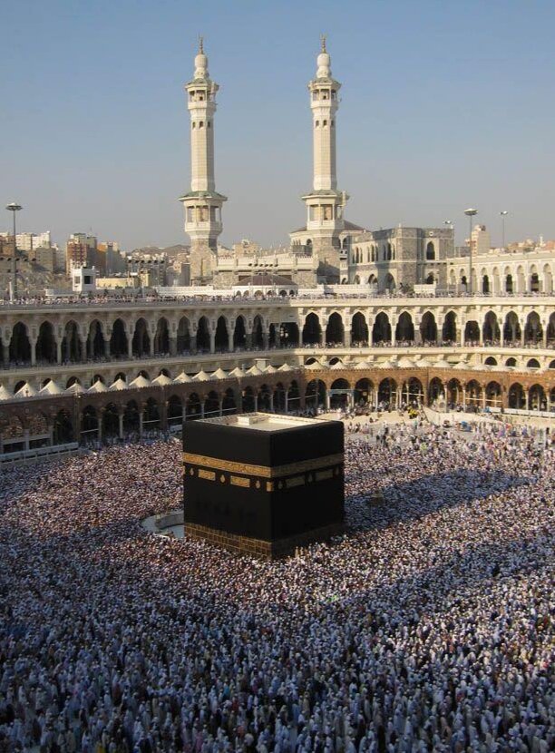 Кааба – мусульманская святыня в виде кубической постройки во внутреннем дворе мечети аль-Харам в Мекке. 