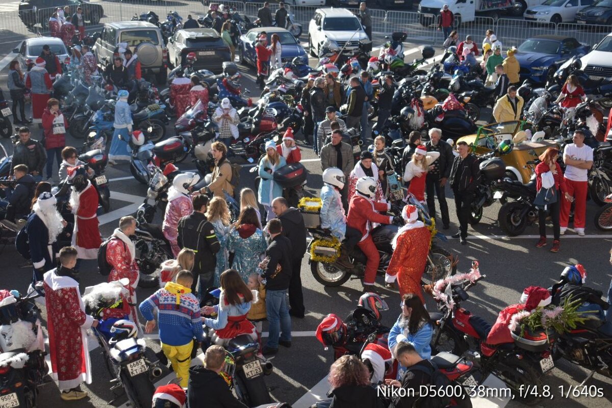 Дед морозы и Снегурочки, не сосчитать сколько их тут.