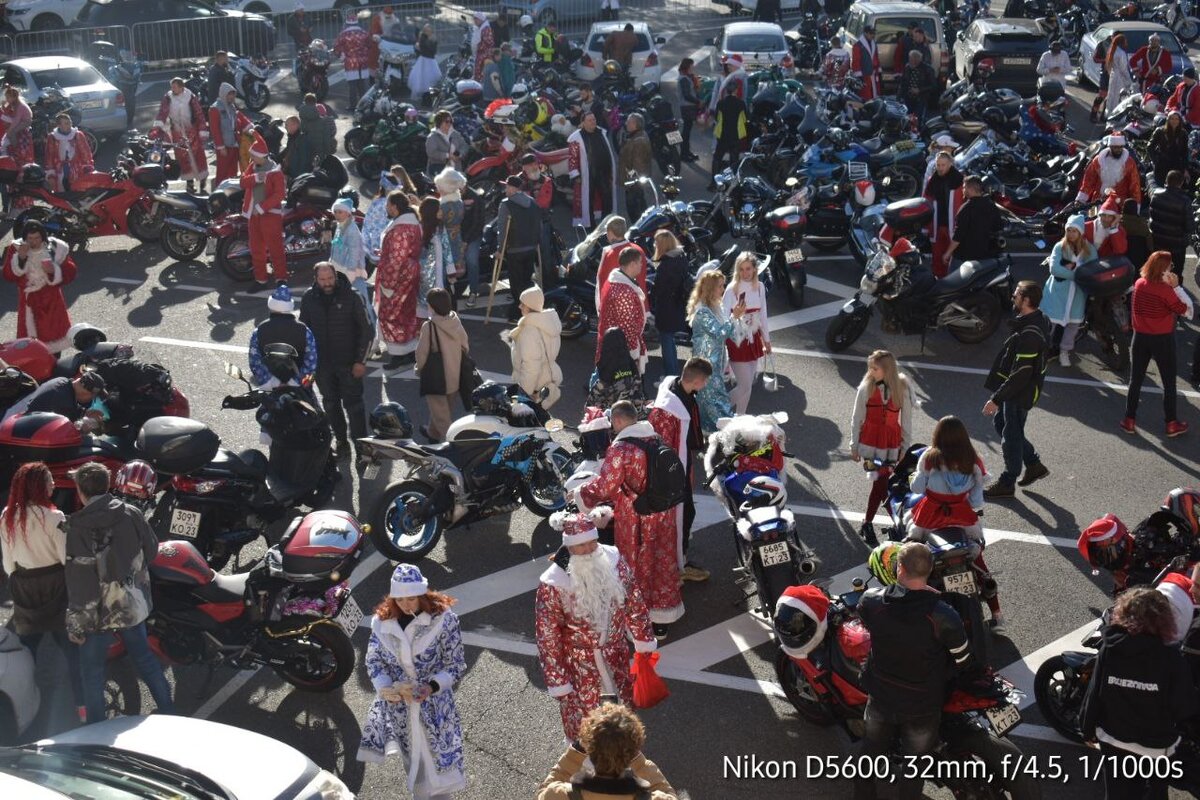 в яркой толпе были замечены и другие сказочные персонажи.
