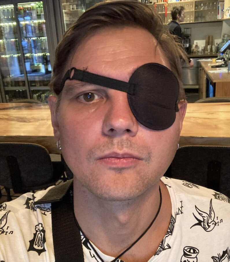 солист щенки вышел на сцену в носке