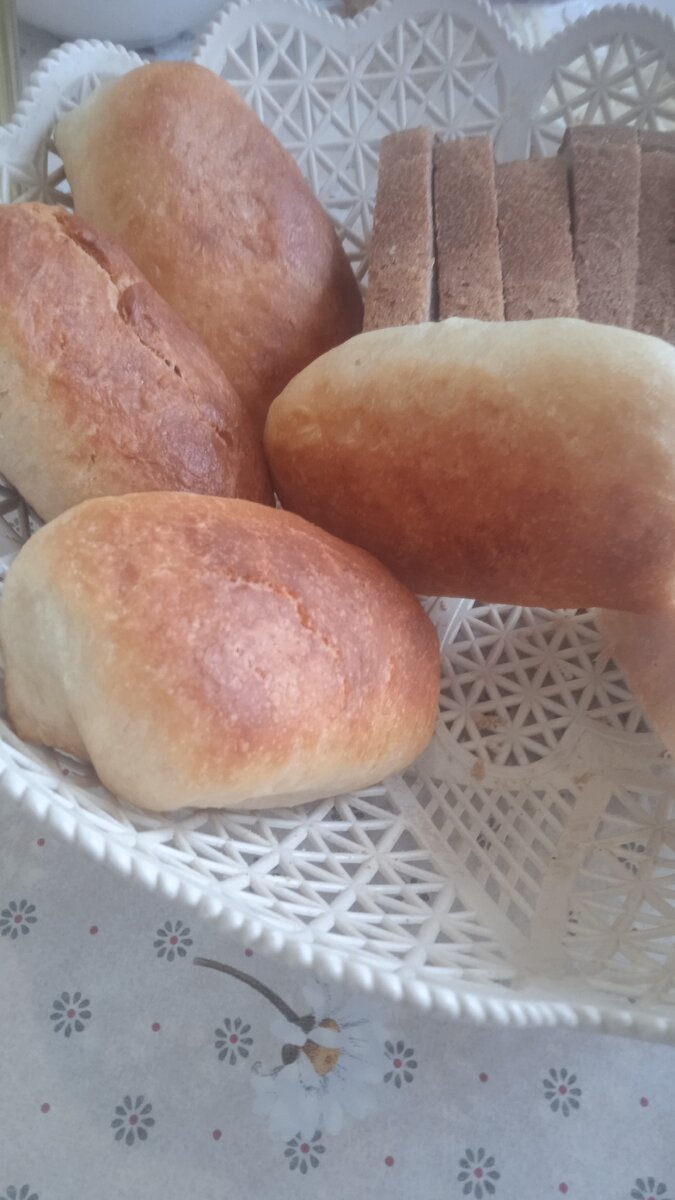 И пирожками такими на работе кормят