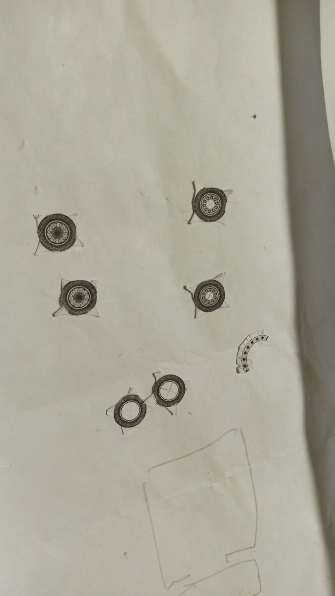 Верхния и нижная часть колеса. Модель из бумаги DAF 95XF в масштабе 1:100. Личное фото.
