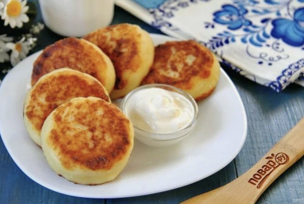 Предлагаю приготовить обычные сырники из творога. Пышные, румяные, вкусные - доброе утро в кругу родных и близких вам гарантированно!
