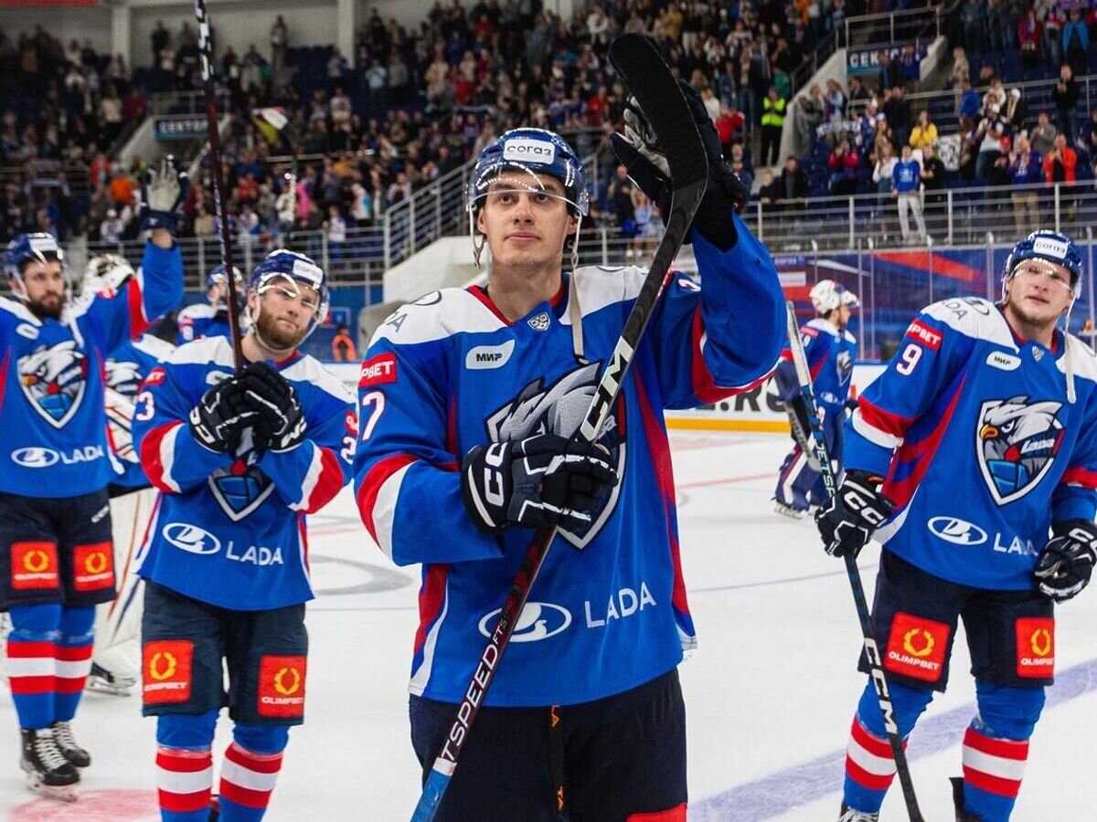    Хоккеисты тольяттинской "Лады", на переднем плане – Павел Колтыгин© Фото : Пресс-служба ХК "Лада"