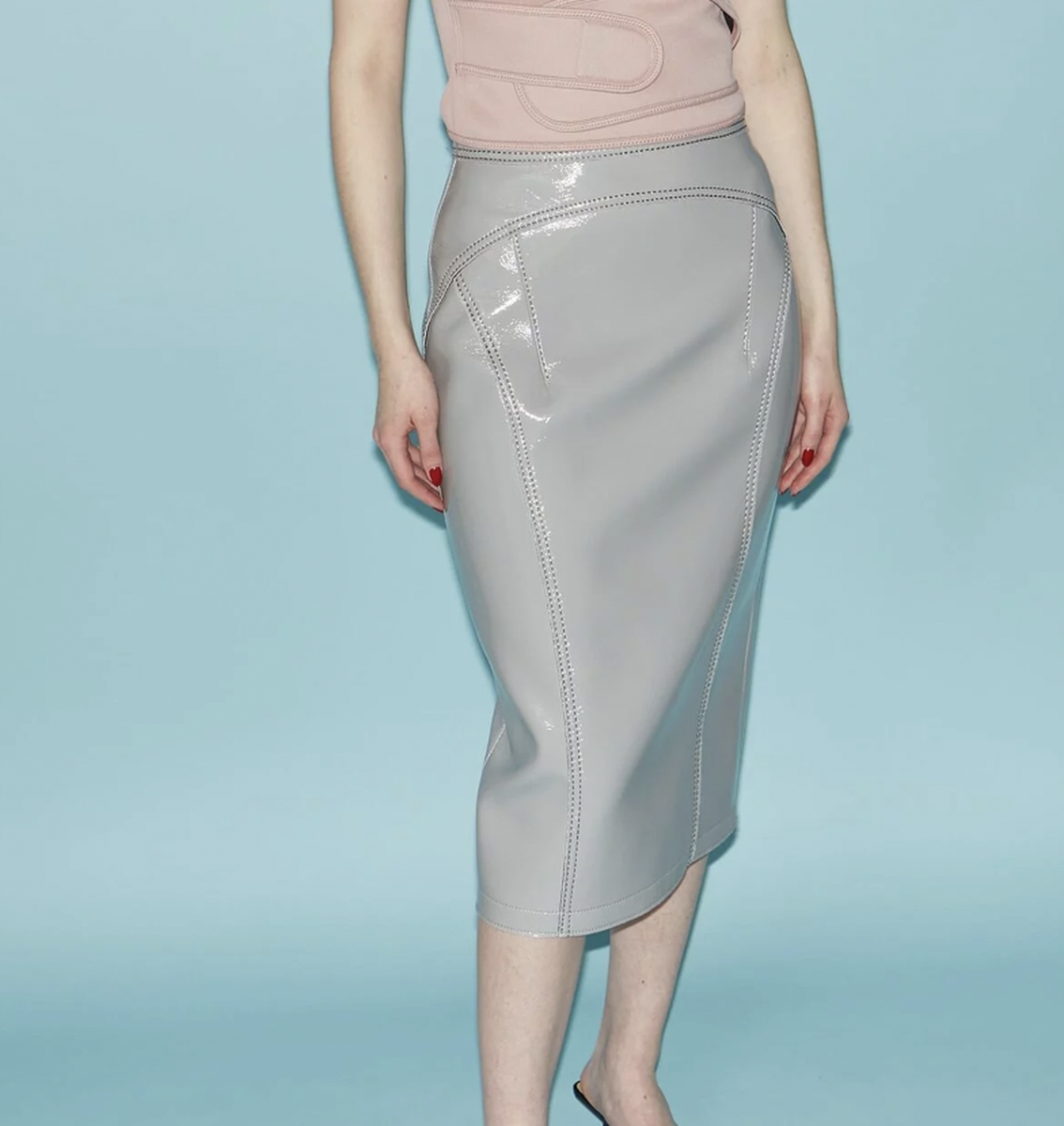 Какую юбку надеть под. Образы с черной плиссированной юбкой. Обувь с юбкой плиссе. Что можно одеть с юбкой. Длинная юбка гофре с босоножками на низком каблуке.