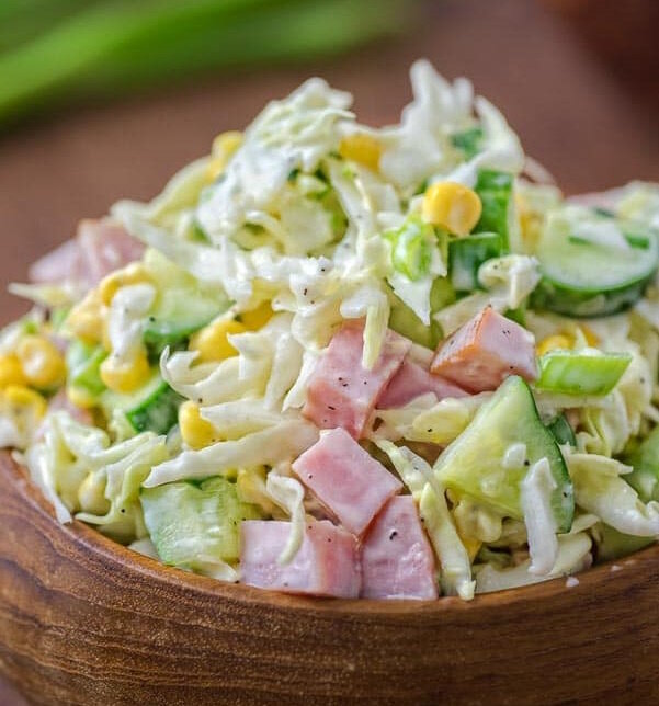 Освежающий и сочный салат из капусты, огурцов и ветчины - приятная закуска на все случаи жизни!  Фото: cooktoria.com