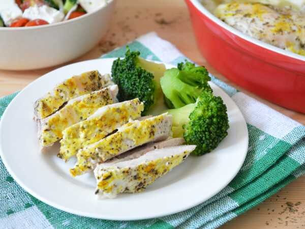 Простой рецепт запекания куриной грудки в кефире, в духовке. Отличная идея к обеденному столу на каждый день.