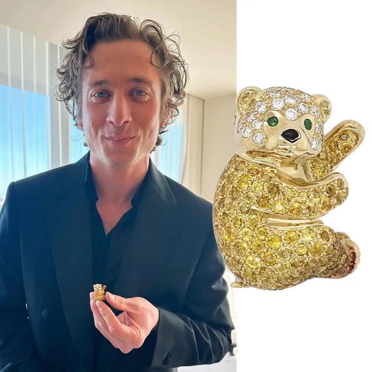 ДЖЕРЕМИ АЛЛЕН УАЙТ: Обладатель “Золотого глобуса”, маэстро кухни в фильме "Медведь", был пойман во время подготовки к 81-му вручению "Золотого глобуса" с секретным оружием - брошью в виде медведя. Мишка середины века от Van Cleef и Arpels, украшенный желтыми сапфирами, бриллиантами и изумрудами весом 3,24 карата, был секретным  ингредиентом Джереми - на удачу.