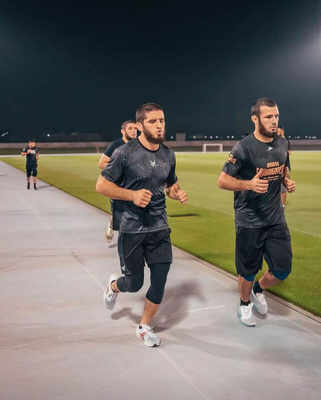 В сторис у Махачева регулярный свежак с тренировок, и ни намека на травму 