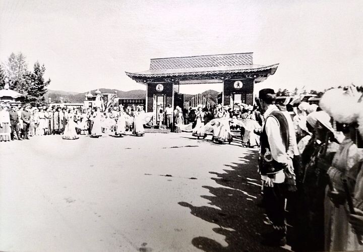 История уникального фото Буинского ансамбля «Лейсан» на входе в Центральный парк Улан-Уде 1990 год