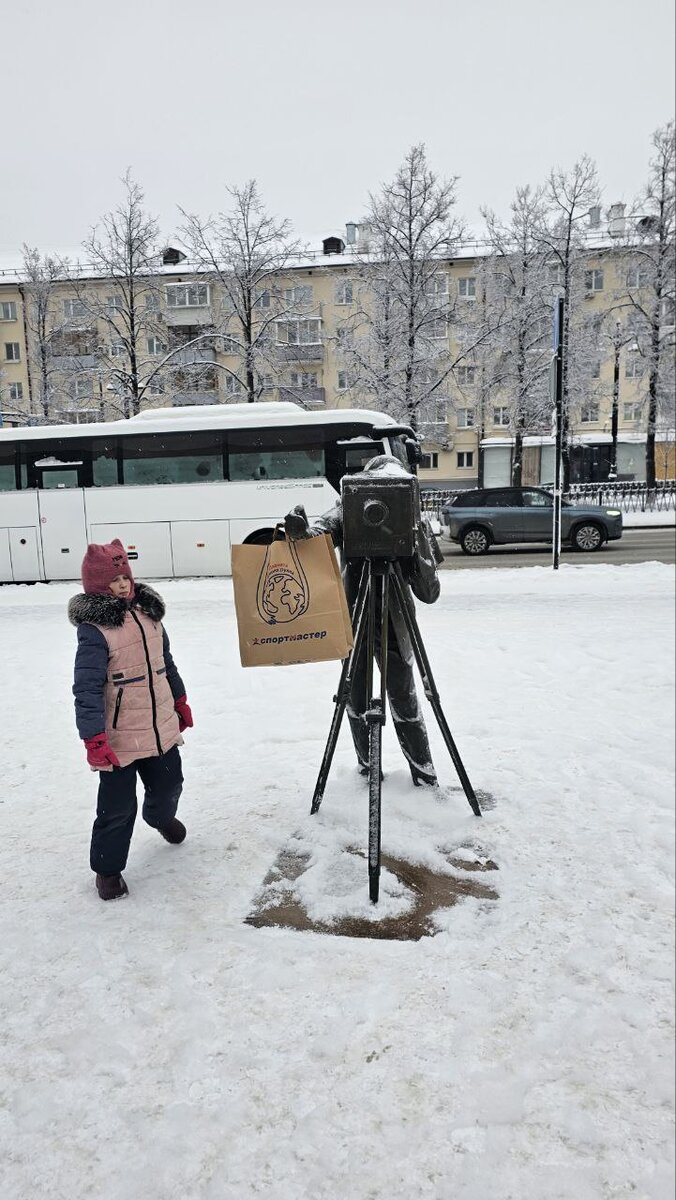 А здесь изображён фотограф и моя любознательная дочка Алиса.