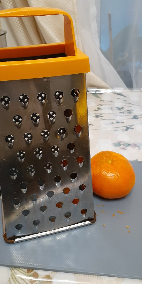 Натрем на тёрке цедру одного мандарина. Один мандарин отложим. Остальные мандарины почистим, разрежем вдоль. ВНИМАНИЕ: обязательно достаньте из мандаринов косточки! Они могут давать горечь. Я, к сожалению, этого не учла. 