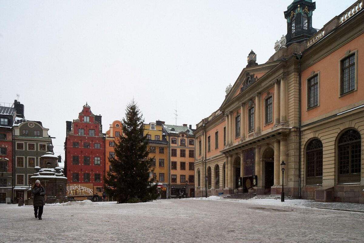 Это так называемый старый город — район с исторической застройкой (почти все дома здесь построены в 16-17 веках). Даже сложно представить, сколько тут может стоит квартира