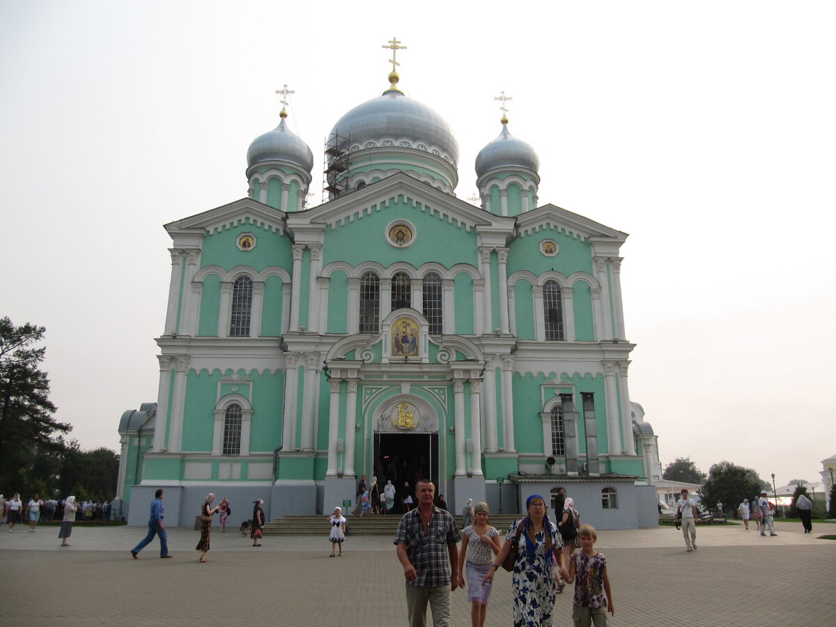 Сколько себя помню, всегда боялась пьяных. Страх был необъясним. Среди родных пьющих не было‚ а семейные застолья ограничивались домашним вином. Студенческие годы пришлись на конец брежневской эпохи.-2