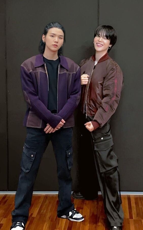 Чимин пытается рассмешить Юнги ...