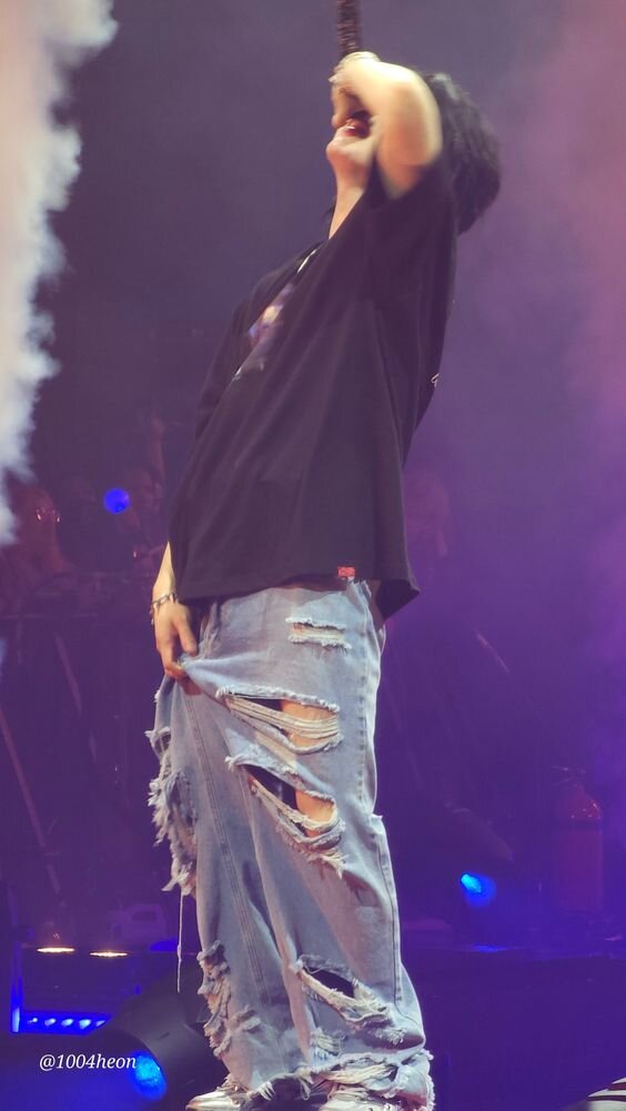 Да, судя по штанам, детство было не простым ...