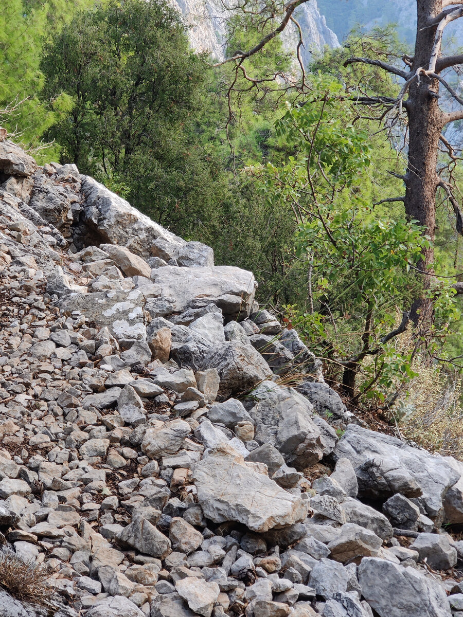 Тропа по камням около 400 метров вверх