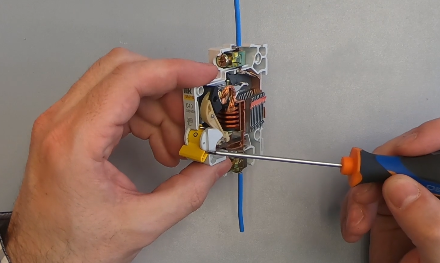 Автоматический выключатель. А что внутри?