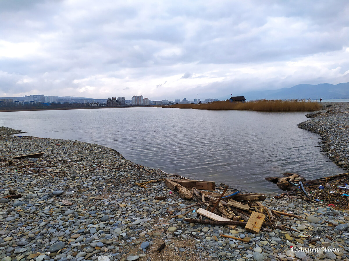 Самое соленое озеро. Соленое озеро шотт эль джерид. Шот эль джерид озеро. Озер является соленым. Единственное озеро с пресной и соленой водой.